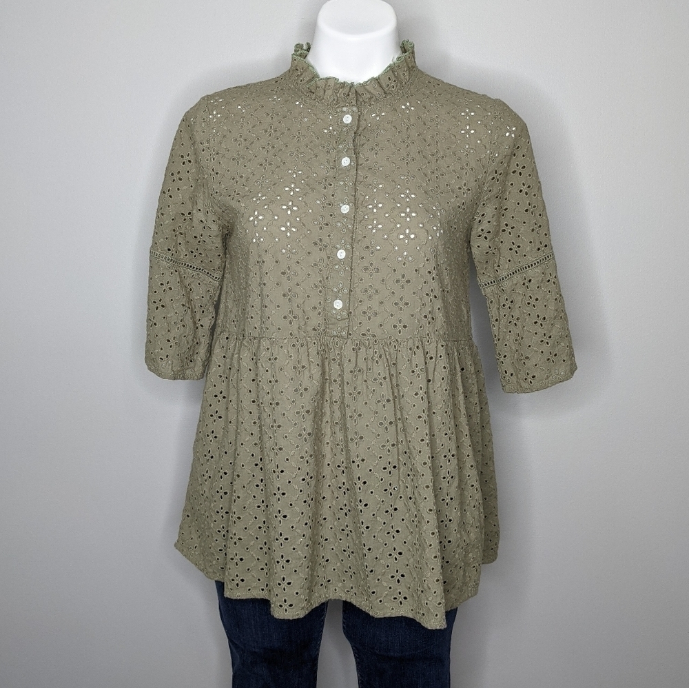 ✨3/$15 A Dip Of Darling olive green eyelet lace top M
